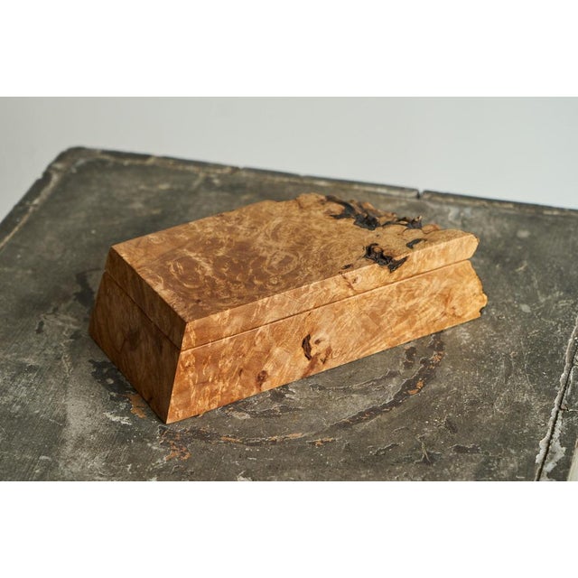 Michael Elkan Box in Live Edge Maple Burl American Craft Movement 1980s This is a truly wonderful trinket or jewelry box...