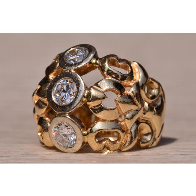 1980s The Trifecta: Outstanding Three Diamond Ring in Yellow Gold For Sale - Image 5 of 11