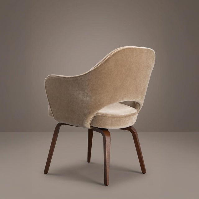 Mid-Century Modern Knoll Saarinen Executive Arm Dining Chairs in Sand Mohair, Walnut Legs For Sale - Image 3 of 9