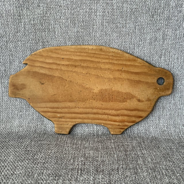Vintage Wood Pig cutting board. Wonderful decorative item for any kitchen or used as an actual cutting board