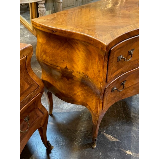 Pair of 19th Century Italian Bombe' Shaped Walnut Commodes For Sale - Image 9 of 12