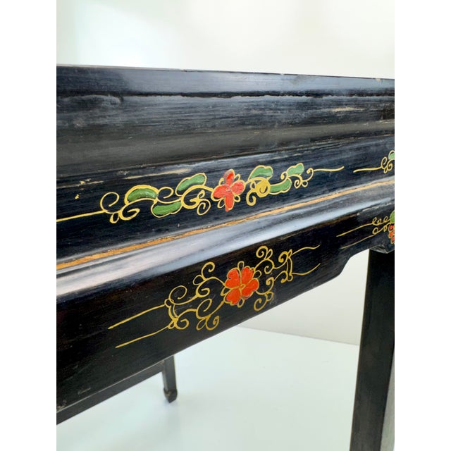 Vintage Black Lacquer Chinoiserie Side Table With Gilt Birds and Floral Motifs For Sale - Image 4 of 13