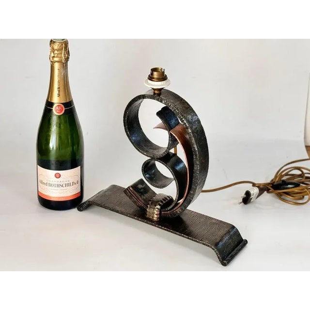 Art Deco French Table Lamp in Hammered Iron in the style of Edgar Brandt, 1920s For Sale - Image 3 of 11