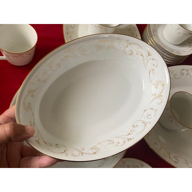 Mid-Century Modern Vintage Noritake Duetto 6610 Mid-Century Modern Ceramic White Gold Scroll Japan Dinner Set - 96 Pieces For Sale - Image 3 of 11