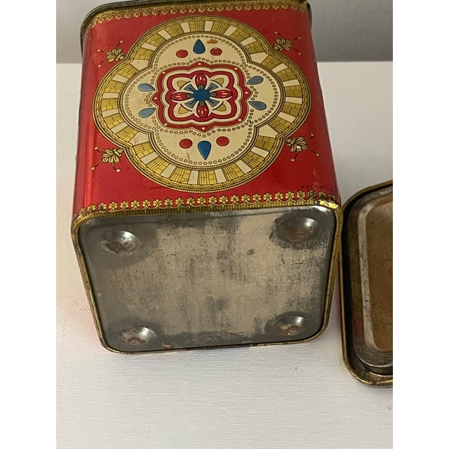 Vintage tin box in great geometric design and colors, with a lid, collectible and decorative piece.