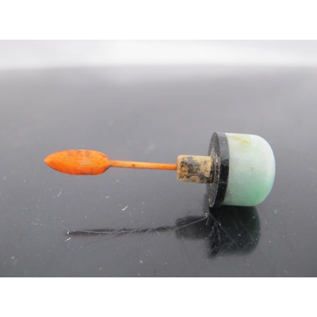 Stone Antique Chinese Shadow Agate Green Jade Stopper Snuff Bottle For Sale - Image 7 of 9