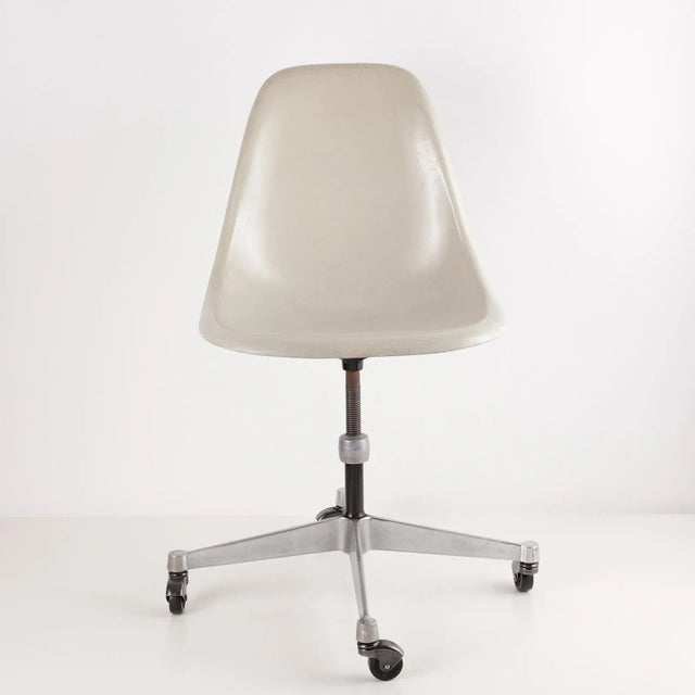 1970s Swivel Office Chair in Aluminum and Fiberglass by Charles & Ray Eames for Herman Miller, 1970s For Sale - Image 5 of 11