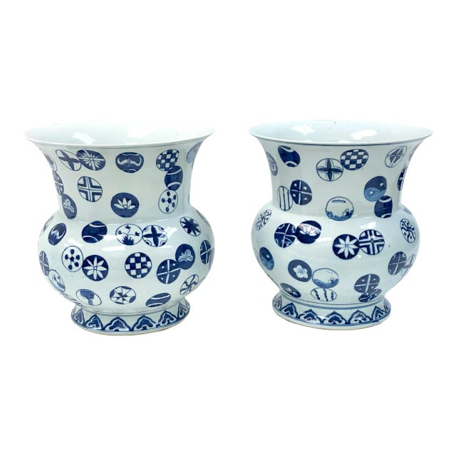 A Large Pair of Blue & White Flared Rim Cachepot Pots With Aesthetic Balloon Design For Sale