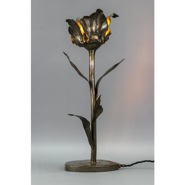 Mid-Century Modern Flower Table Lamp in Metal For Sale - Image 4 of 18