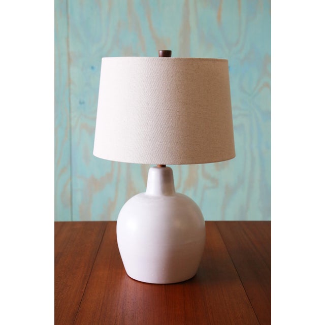 A highly collectable 1960s lamp designed by Jane and Gordon Martz of Marshall Studios in Veedersburg Indiana. These lamps...