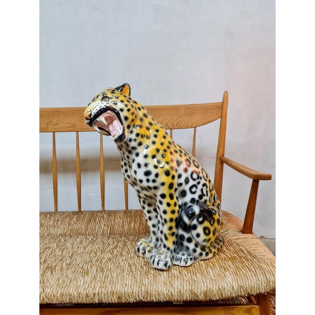 Geef je interieur sfeer met deze prachtige geglazuurde keramieken tijger. Land van herkomst: Italië. Periode: jaren 60. De...