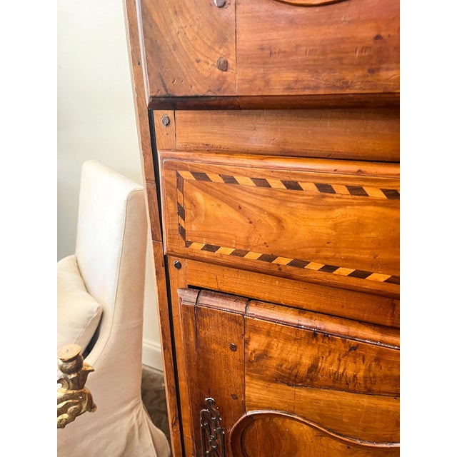 Early 19th Century Bonnetière Cabinet For Sale In New Orleans - Image 6 of 8