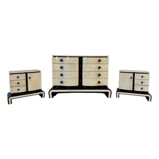 Art Deco Bedroom Set in Parchment and Black Lacquer, Chest and Bedside Tables by Osvaldo Borsani, Italy, 1940s, Set of 3 For Sale