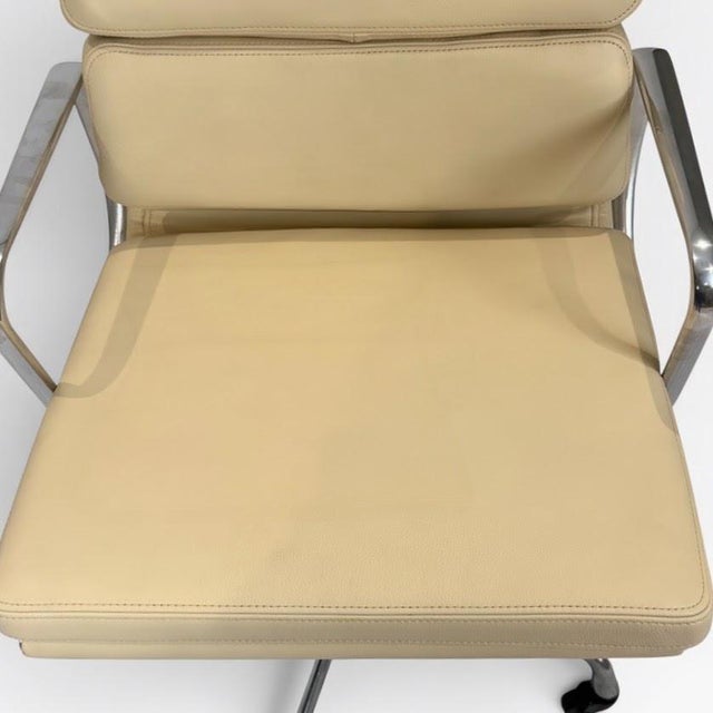 Herman Miller Eames Aluminum Group Soft Pad Management Chair Herman Miller Eames Soft Pad Executive Chair-Parchment Cream / Off-White Leather For Sale - Image 9 of 10