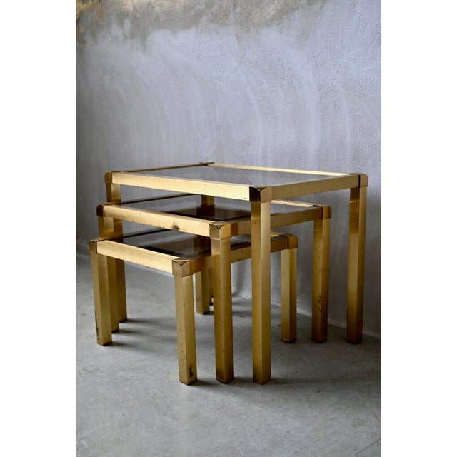 Gold Hollywood Regency Style Nesting Tables or Flying Tables in Gold Metal and Smoked Glass, 1970s, Set of 3 For Sale - Image 8 of 18