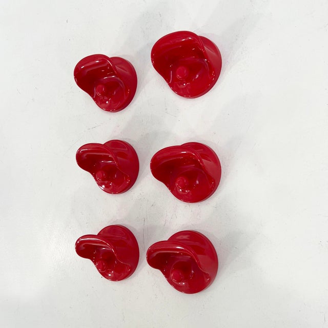 Kartell Red Wall Hooks Gancio 4702 by Olaf Von Bohr for Kartell, 1970s, Set of 2 For Sale - Image 4 of 8