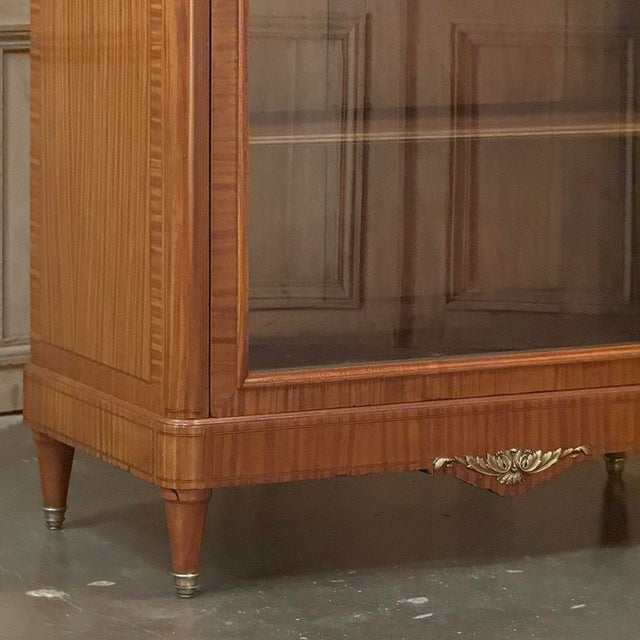 19th Century Parisian Louis XVI Marquetry Bookcase ~ Display Armoire For Sale In Dallas - Image 6 of 18