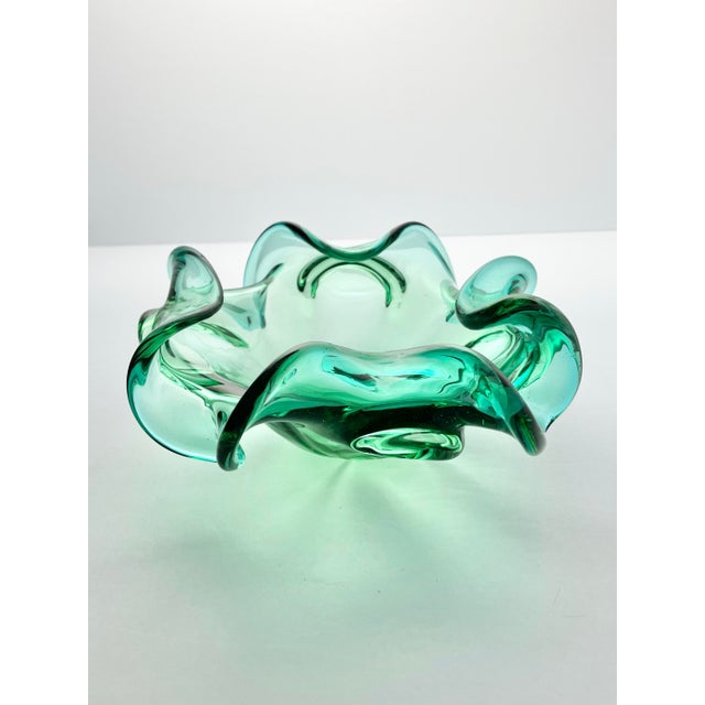 Murano 1960s Mid-Century Murano-Style Sommerso Emerald Green Flared Scalloped Bowl For Sale - Image 4 of 10