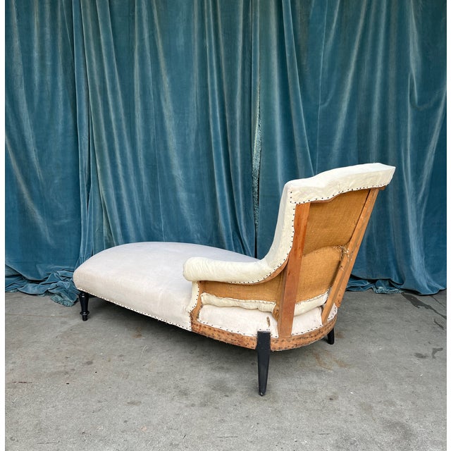 Textile French 19th Century Chaise Longue in Muslin For Sale - Image 7 of 13