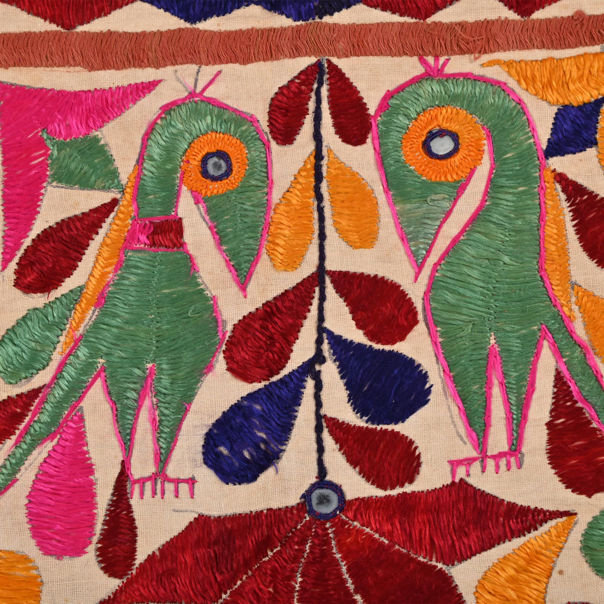 Tenture murale vintage brodée à la main, textile Gujrati, collection rare de tapisseries indiennes uniques, décoration murale colorée multi-fils - Canada