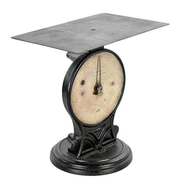 This Salter scale, dating from the 20th century, is an emblematic model of the English brand renowned for its precise and...