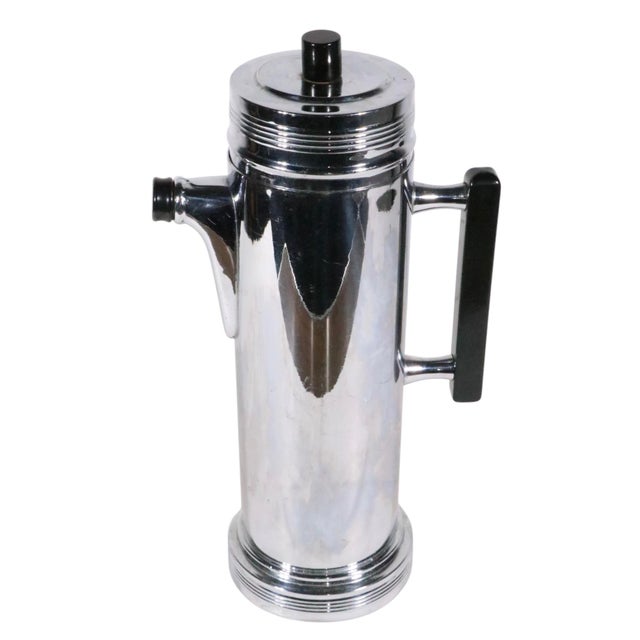 Classic Art Deco Machine Age chrome and bakelite cocktail shaker in very good, original, clean and ready to use condition.
