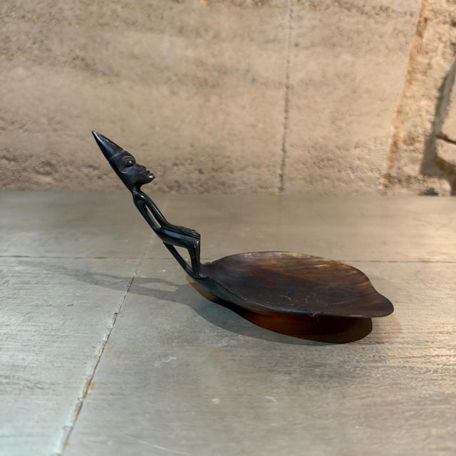 Contemporary 1960s Hand-Carved Indonesian Water Buffalo Horn Scoop Ornate Figural Ancestor Handle For Sale - Image 3 of 11