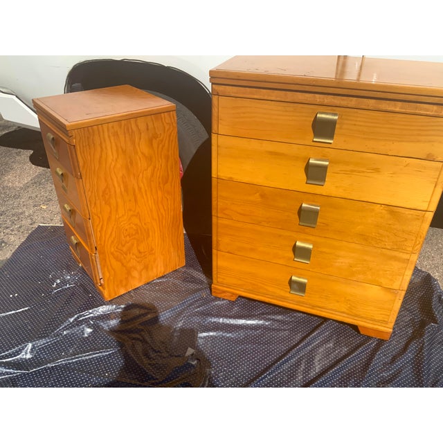 Wood Mid-Century Modern Minimalist Blonde Ash 5-Drawer & Matching 4-Drawer Tall Nightstand Set - Built With Atlas Plywood Components in the Style of Mengel For Sale - Image 7 of 18