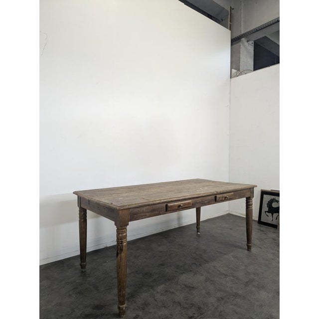 Rustic Farmhouse Table in Wood, in Very Good conditions.