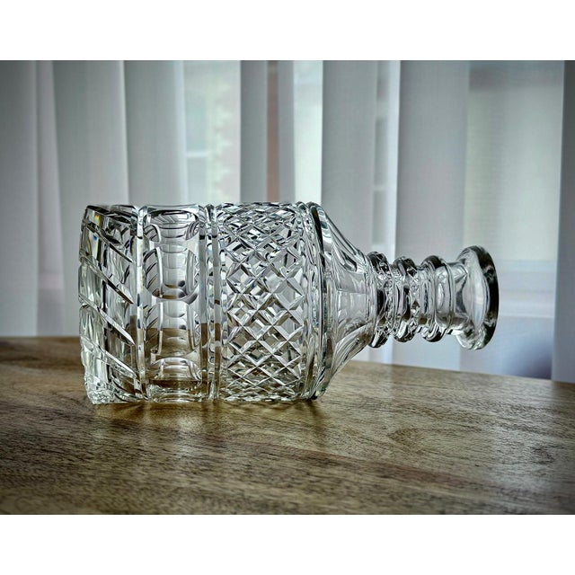 A fine Anglo-Irish William IV period cut glass decanter, dating to around 1835. The body is richly decorated with cross-...