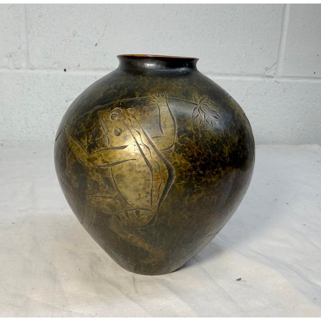 Antique Handmade Hammered Japanese Tooled Bronze Frog Scene Bronze Vase Urn For Sale - Image 4 of 14