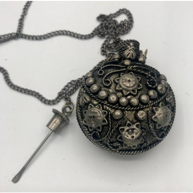 Vintage Tibetan-Style Agate Cabochon Snuff & Perfume Bottle Pendant Necklace For Sale - Image 4 of 5