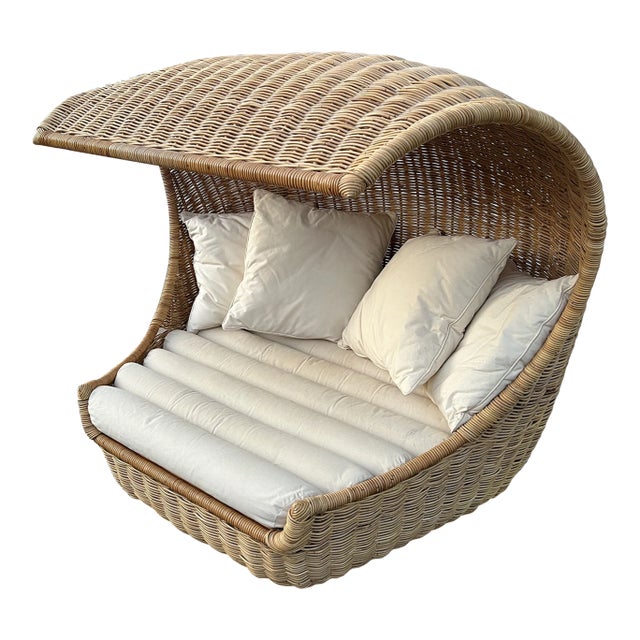 1970s Wicker Shell Indoor Lounge Daybed For Sale