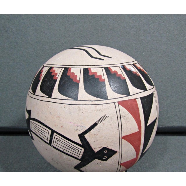 1980s Kokopelli & Lizard Spherical “Seed Pot” by Jose Lucano Southwest Art – 5 In For Sale - Image 5 of 10