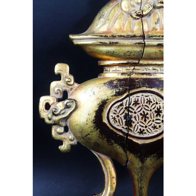 Interesting element probably coming from a lacquered and gilded wood furniture or panel representing a tripod - shaped...