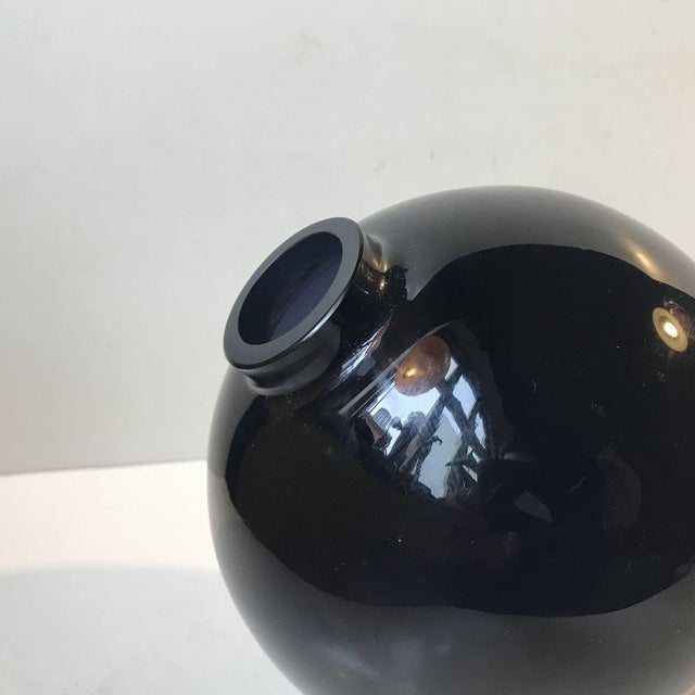 Rocking Spherical Glass Vase by Birgitta Watz for Lindshammar, 1995 For Sale - Image 3 of 12