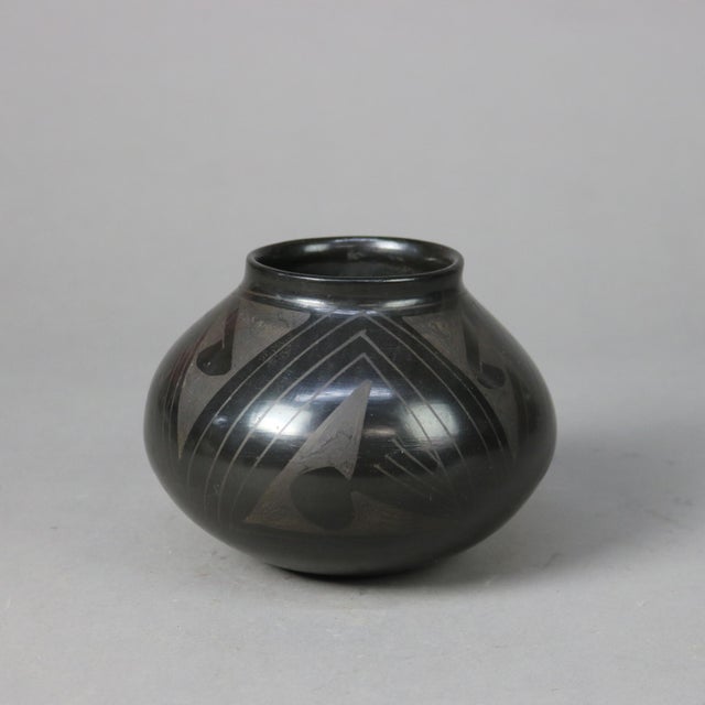 Tribal Mata Ortiz Black on Black Nicolas Signed Silveira Pottery Vase Circa 1920 For Sale - Image 3 of 4