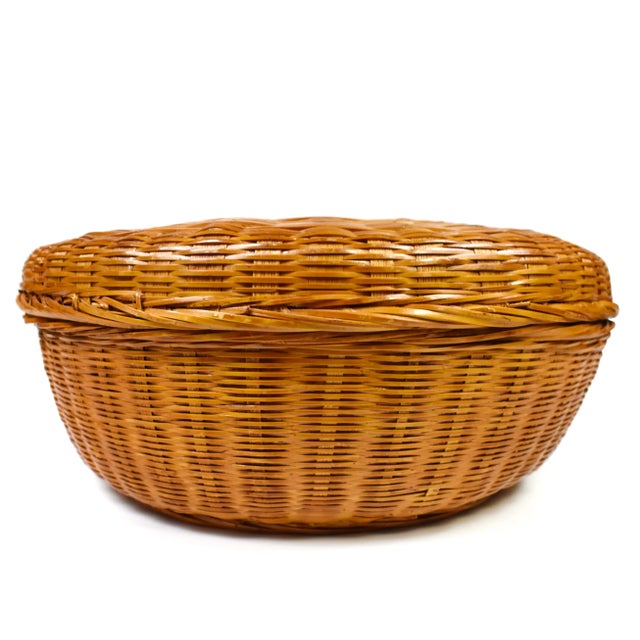 Stunning hand woven basket with lid is great for storage or decoration. -in great vintage condition -Dimensions...
