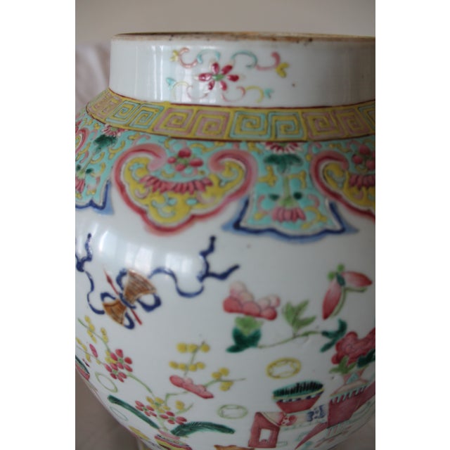 19th Century Antique Chinese Famille Rose "Hundred Antiques" Porcelain Vase For Sale - Image 5 of 10
