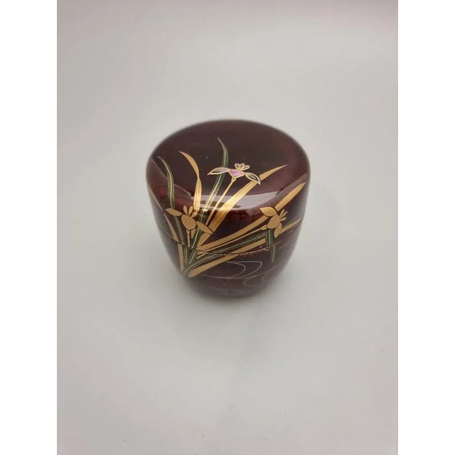 Vintage Japanese Netsuke Matcha Container with Maki-E Lacquer in Bordeaux Colour with Irises and Decorative Inlay, 1960s For Sale - Image 4 of 5