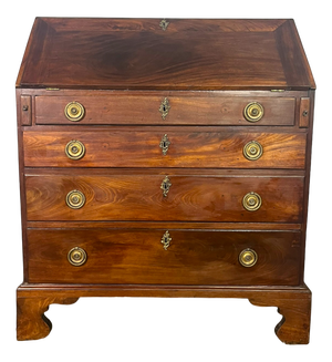 English Chest of Drawers in Mahogany