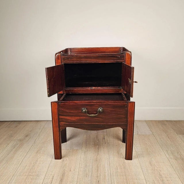 Traditional George III Period Inlaid Mahogany Commode With Boxwood Stringing, Circa 1790 For Sale - Image 3 of 9