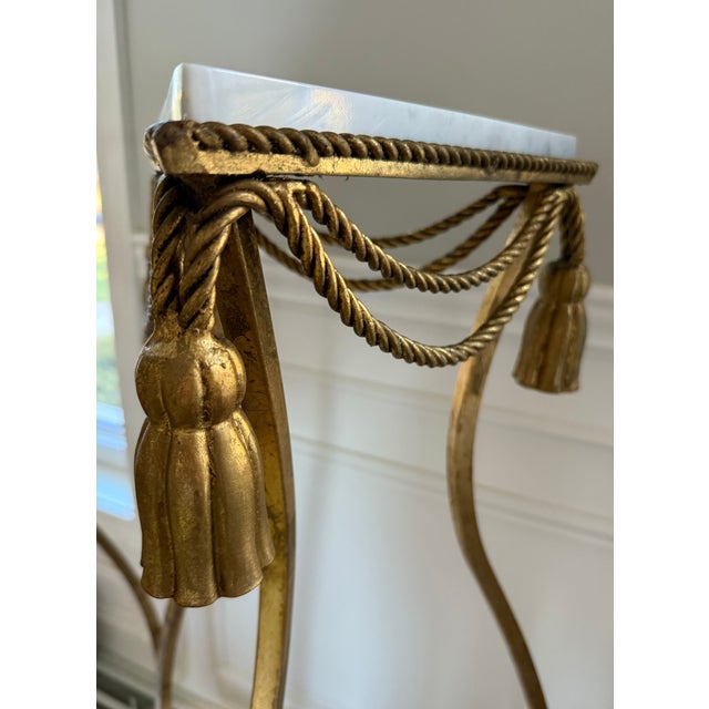 Gold Pair of Italian Gilt Iron & Carrara Marble Tassel Corner Tables – Attributed to S. Salvadori Firenze, 1950s Hollywood Regency For Sale - Image 8 of 10