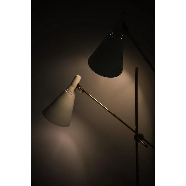 Tapio Wirkkala Floor Lamps in White Lacquered Metal and Brass attributed to Tapio Wirkkala, 1950s, Set of 2 For Sale - Image 4 of 9
