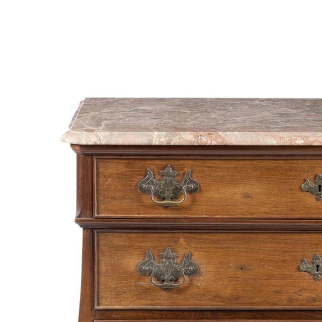 Furniture - Chest of drawers - 19th century. Portuguese; 19th/20th century, veneered in fine wood; chest with four large...