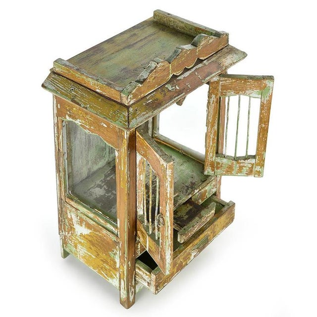 This charming patinated solid wood display case is distinguished by its small iron bars on the upper part, bringing a...