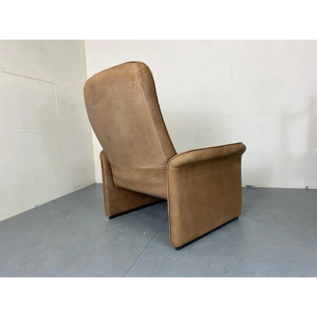 Excellent very comfortable chocolate brown buffalo leather relax lounge chair with beautiful patina DS-50 Built in the...