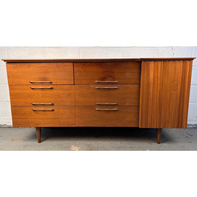 Young Manufacturing Mid 20th Century Modern Walnut Lowboy Dresser by Young Mfg., Attributed For Sale - Image 4 of 18