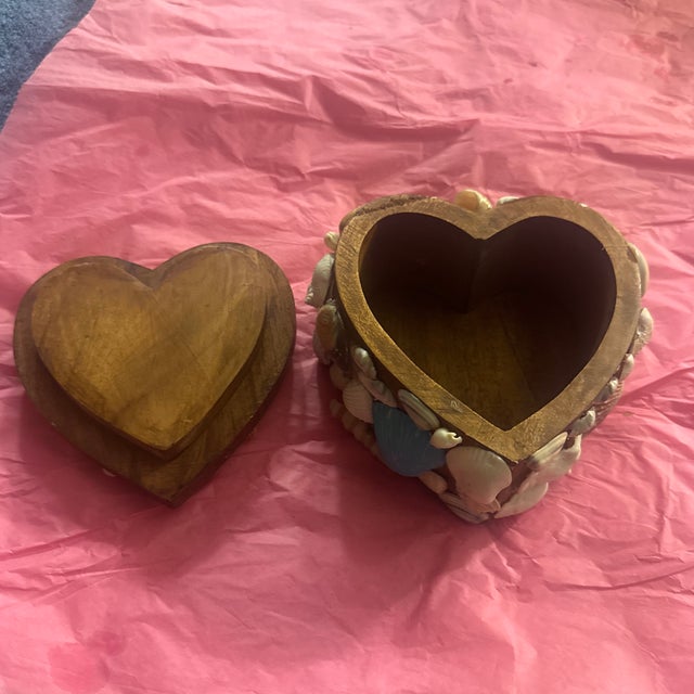 2020s Heart-Shaped Sailor’s Valentine Seashell Trinket Box For Sale - Image 5 of 6