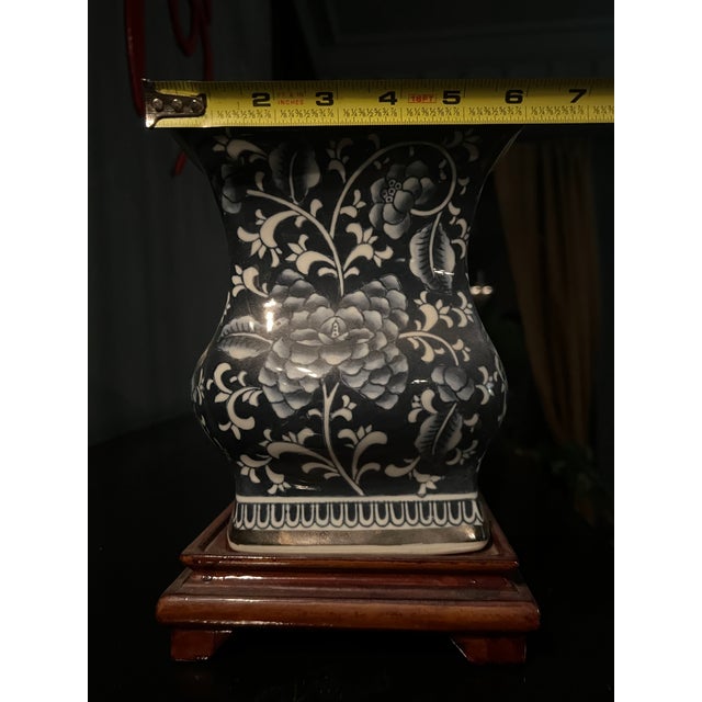 1970s Blue & White Floral Porcelain Vase With Wooden Stand – Square Baluster Form Asian Decorative Vessel For Sale In New York - Image 6 of 7